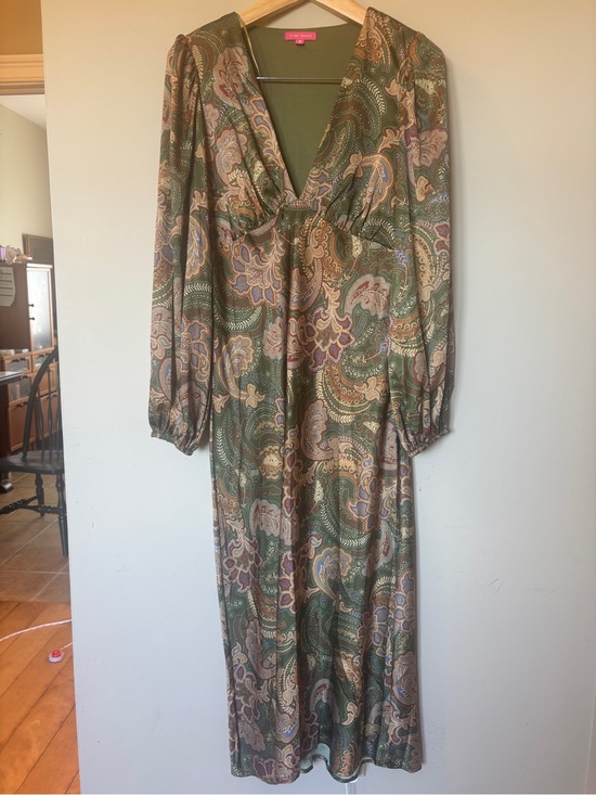 Flying Tomato Dresses & Skirts - Flying Tomato Green Paisley Satin V-Neck Midi Dress